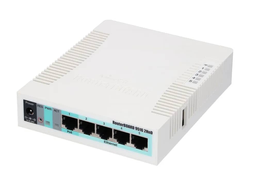RouterBoard, 5 Puertos Gigabit Ethernet, 1 Puerto USB, WiFi 2.4 GHz 802.11b/g/n, Antena de 2.5 dbi hasta 1W de potencia